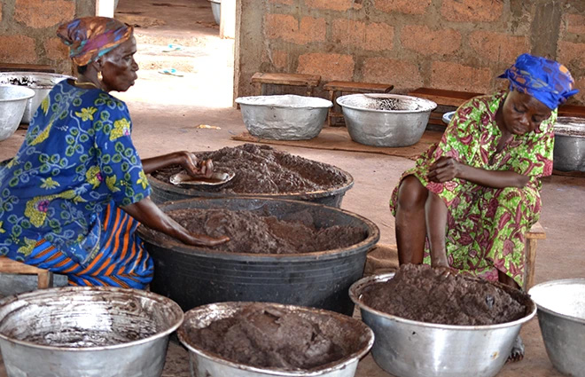 alaffia women making hair and body care products
