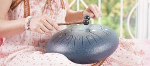 Using a tongue drum to play the ’Simon’ musical memory game with your kids